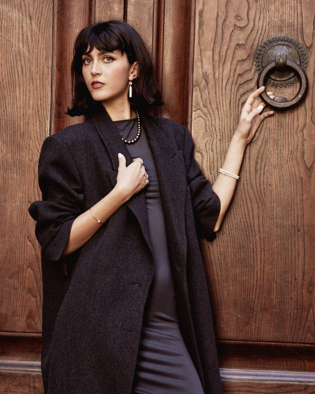 Donna con cappotto di lana e gioielli MIMI Milano con perle – Look Autunno in città