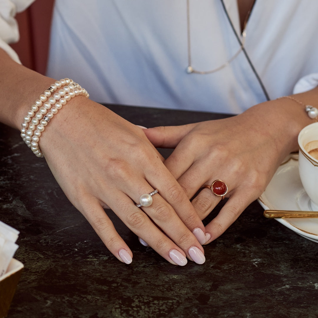 Mani con anelli in oro e bracciali di perle MIMI Milano – Look Domenica a Firenze