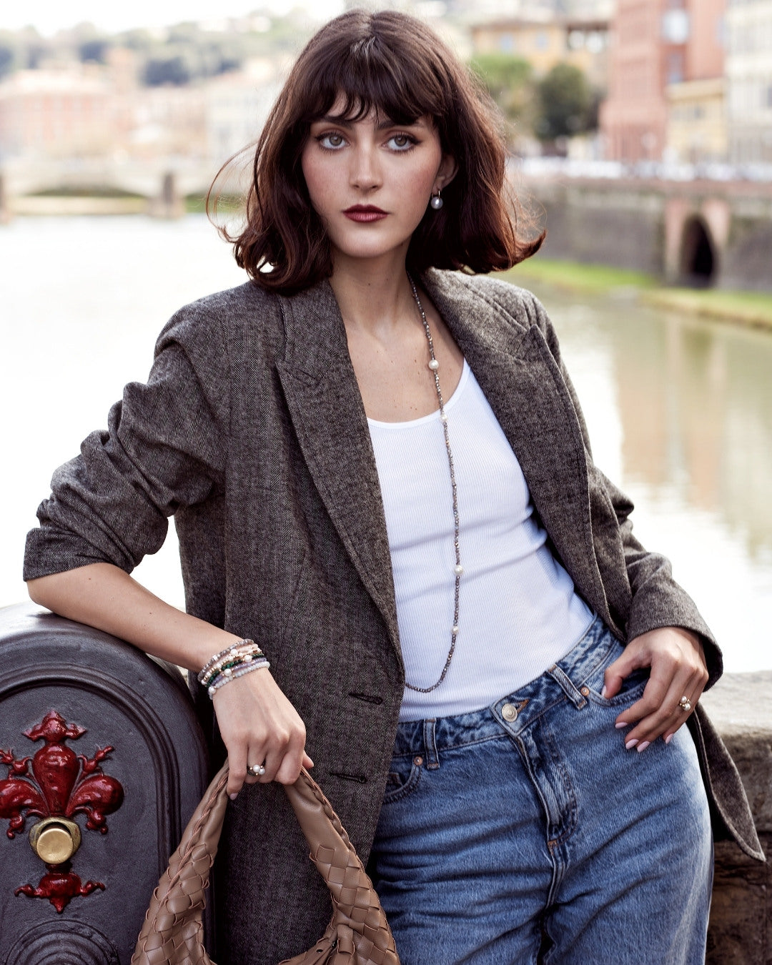 Donna con blazer e jeans, gioielli colorati della collezione Elastica MIMI Milano – Look Vento di settembre