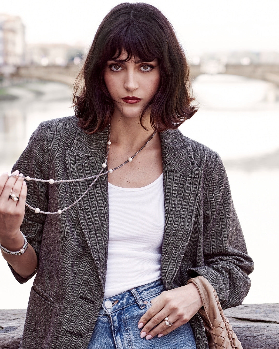 Collane lunghe di perle e pietre MIMI Milano indossate con camicia bianca – Look Vento di settembre