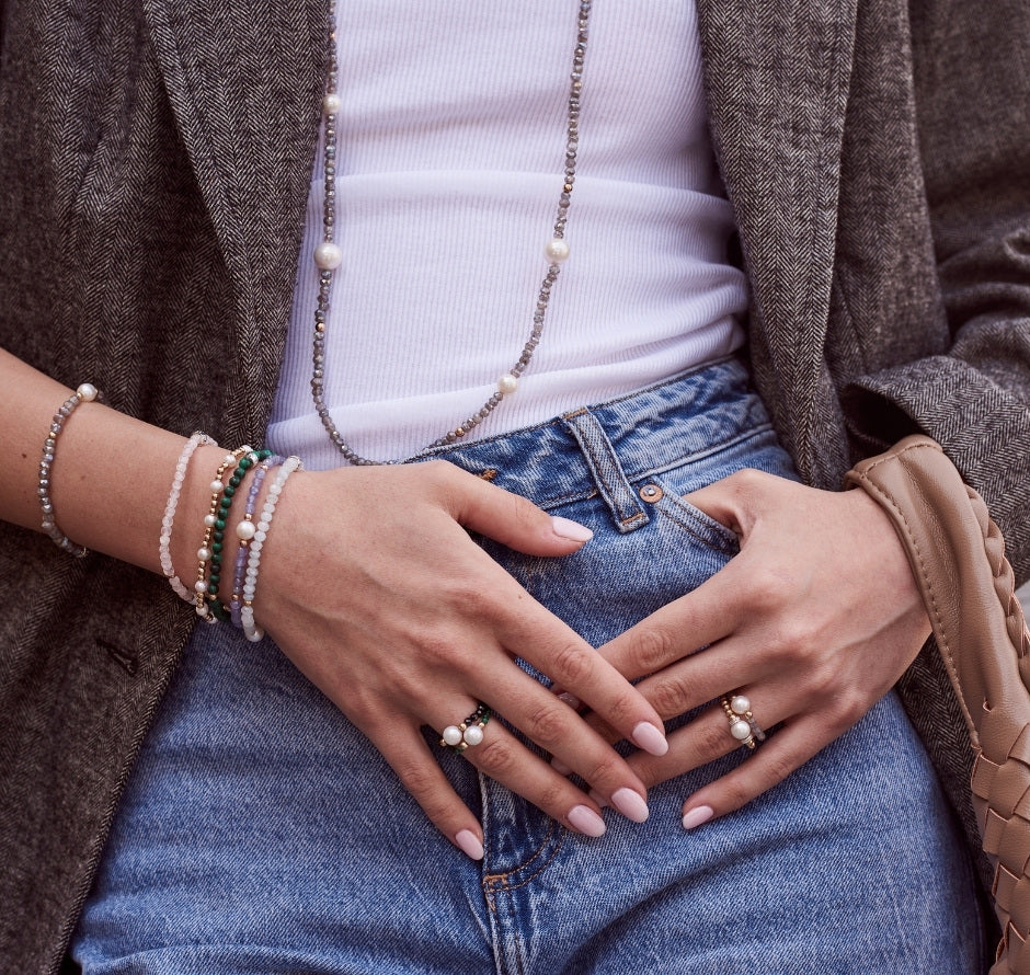 Dettaglio mani con anelli colorati e bracciali Elastica MIMI Milano – Look Vento di settembre