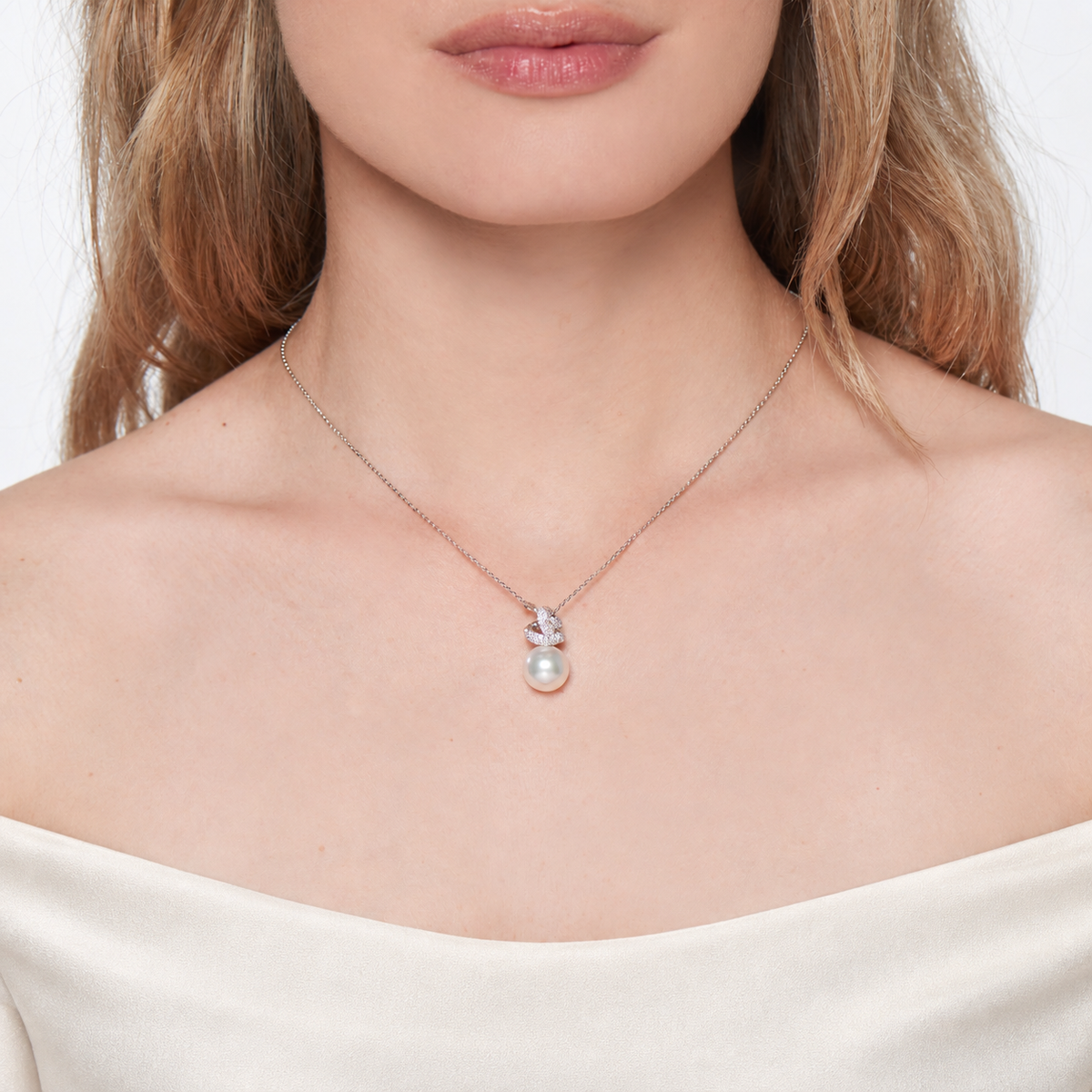 Pendente Love Knot perla South Sea bianca indossato — MIMÍ Milano