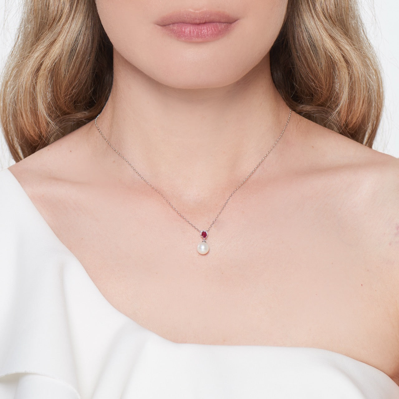 Colgante en oro blanco con diamantes, perla Akoya y rubí talla oval