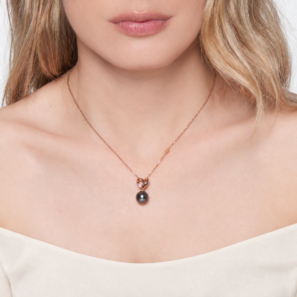 Pendente Love Knot perla Tahiti nera indossato — MIMÍ Milano