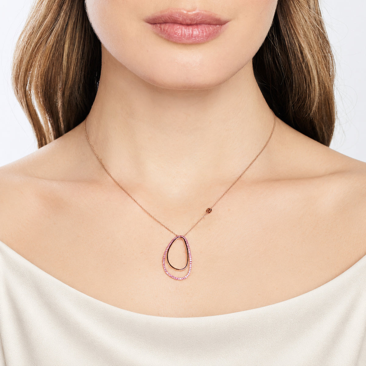 Pendente Vivienne Zaffiro rosa indossato — MIMÍ Milano